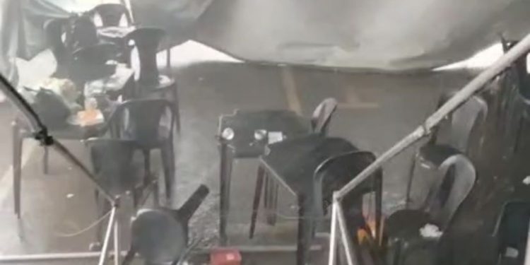 Temporal acaba com festa, alaga ruas e loja de automóveis no DF