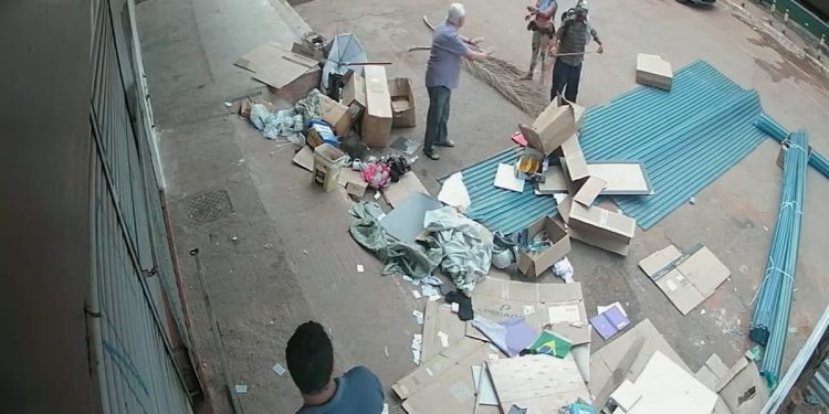 Papelaria não abre após moradores de rua acamparem na entrada