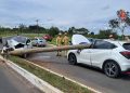 Poste de luz é atingido após colisão e cai sobre carro em ponte do DF