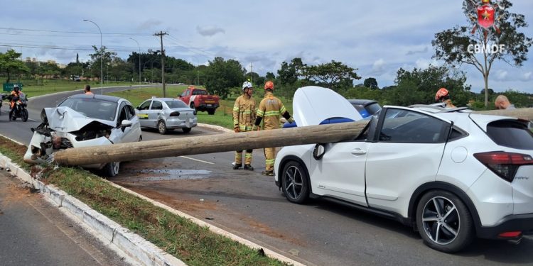 Poste de luz é atingido após colisão e cai sobre carro em ponte do DF