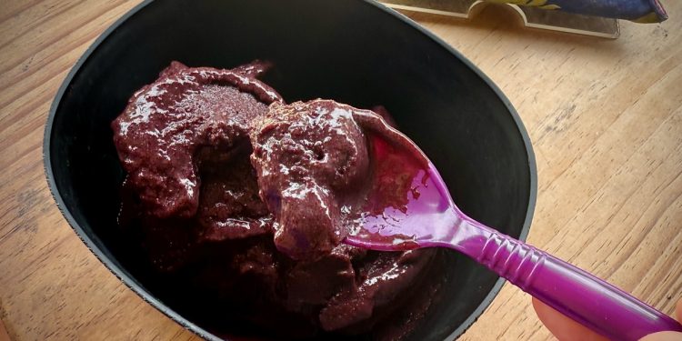 Médico explica se é melhor tomar açaí como pré ou pós-treino