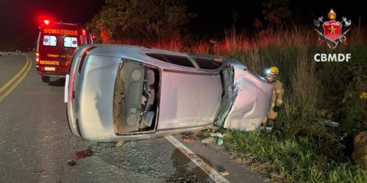 Homem se desespera ao ficar preso embaixo de veículo tombado no DF