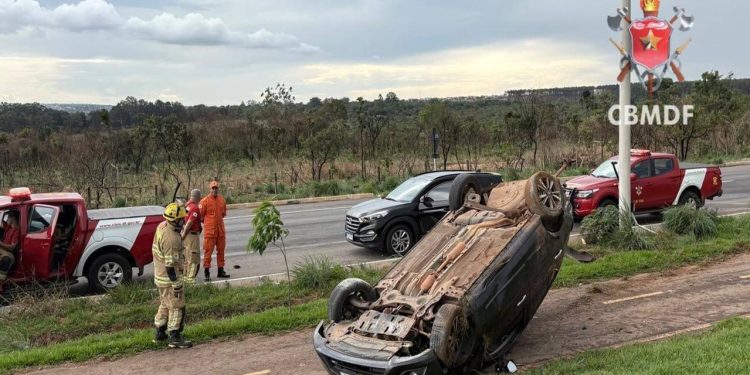 Carro capota em rodovia do DF e motorista sobrevive