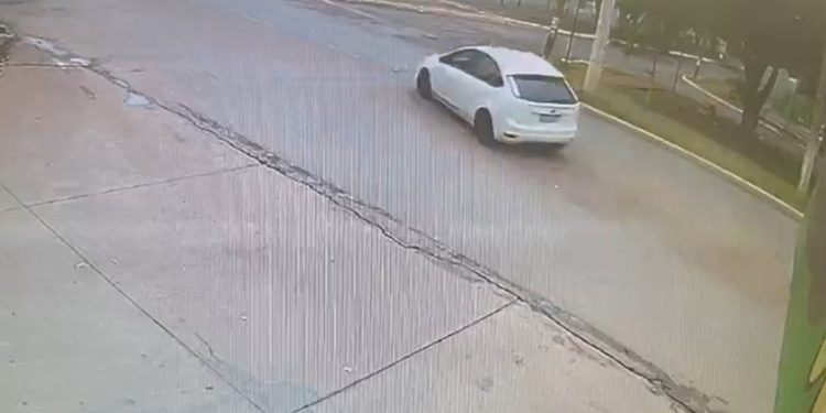 Novas imagens mostram carro derrapando e arrebentando poste no DF