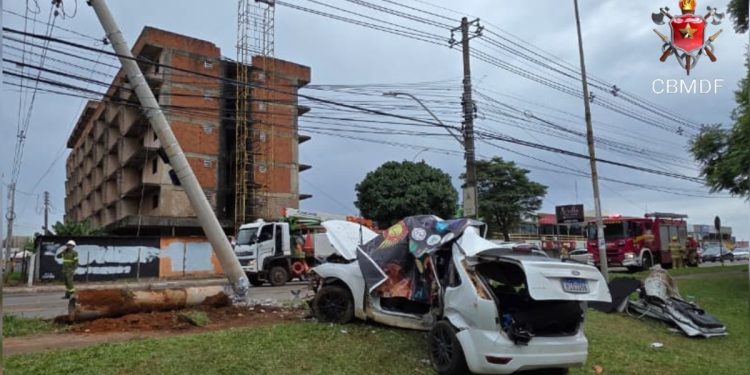 Morre motorista de carro que arrebentou poste no DF
