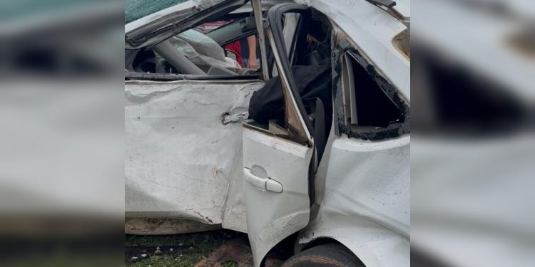 Grave acidente acaba com 3 vítimas após carro arrebentar poste no DF