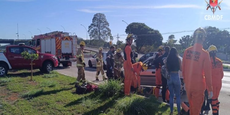 Motorista fica ferido em acidente com três veículos no DF