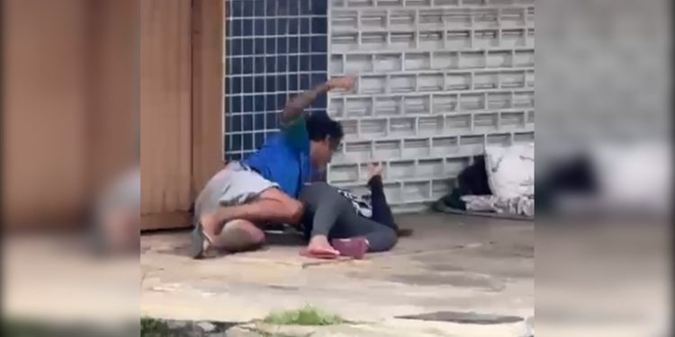 Agressor é preso após ser flagrado esmurrando mulher no meio da rua