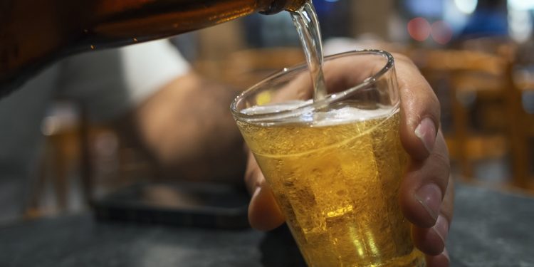 Cientistas descobrem molécula capaz de inibir vontade de beber álcool