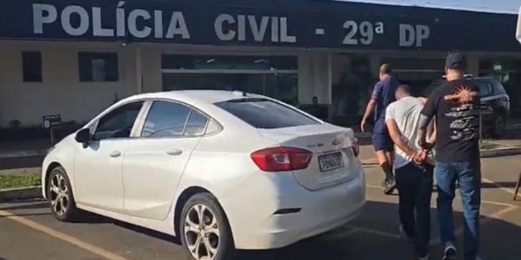 Após tentar matar ex e filha, homem espanca companheira durante saidão