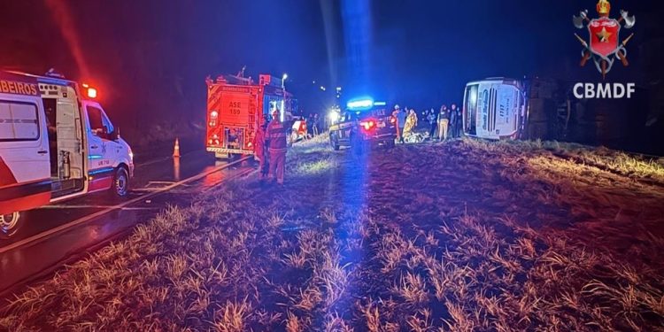 Acidente de ônibus com guincho deixa mais de 23 feridos no DF