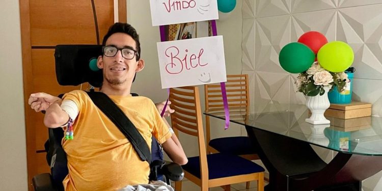 Jovem espera por cirurgia com técnica de 1928 que pode salvar sua vida