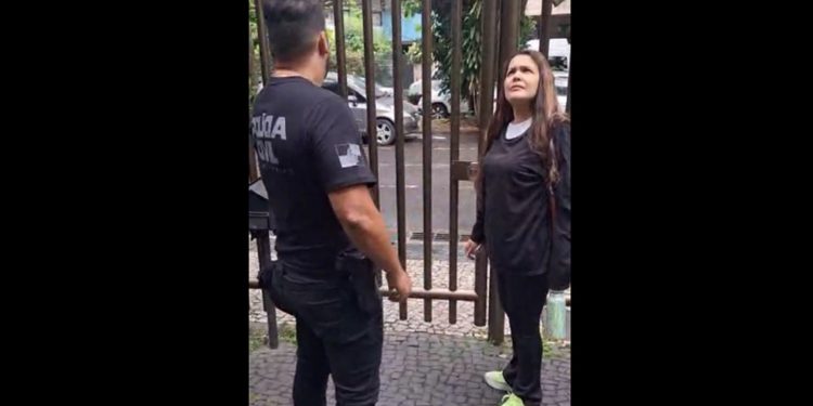 “Bruxa do Instagram” é presa por enganar clientes: “Espíritos mandam”