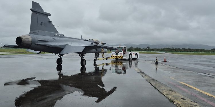 Em primeiro voo, caça F-39 Gripen pousa na base aérea de Anápolis
