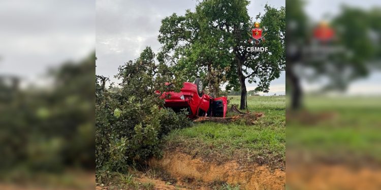 Rodovia do medo: carro capota no mesmo lugar em que ônibus bateu em guincho