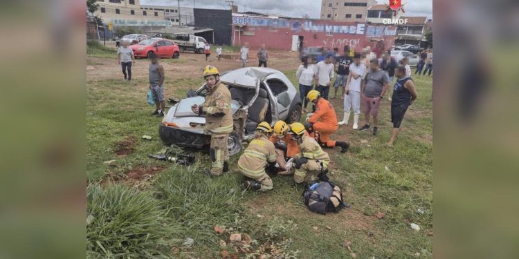 Carro atinge parada de ônibus e motorista fica em estado grave no DF