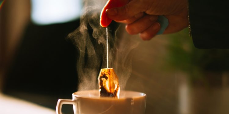 Chá simples alivia sintomas da menopausa e ajuda a controlar a glicose