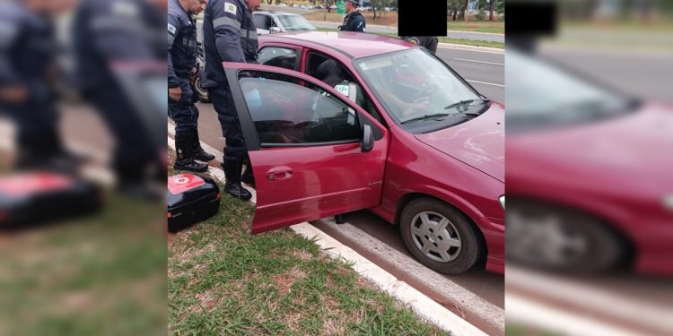 Mulher entra em trabalho de parto e dá à luz em via do DF