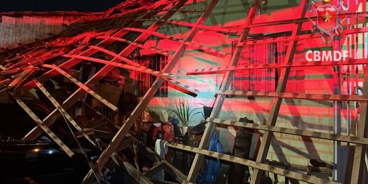 Telhado de casa desaba sobre garagem após chuvas no DF