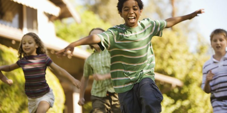 Dor de crescimento atinge até 37% das crianças. Entenda o incômodo