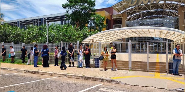 Estudantes começam a lotar escolas do DF para as provas do Enem