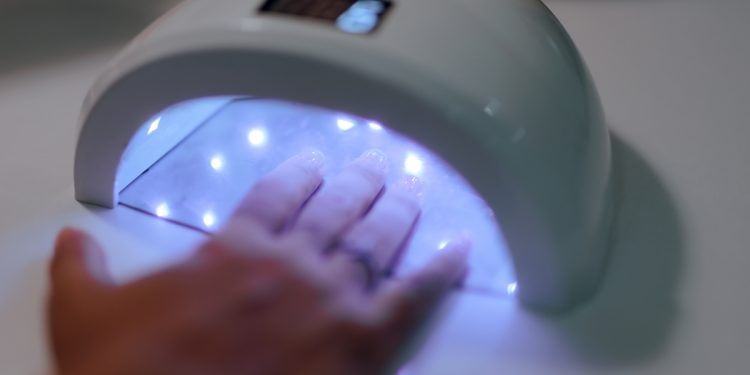 Unhas em gel: o que muda após proibição de substâncias em esmaltes
