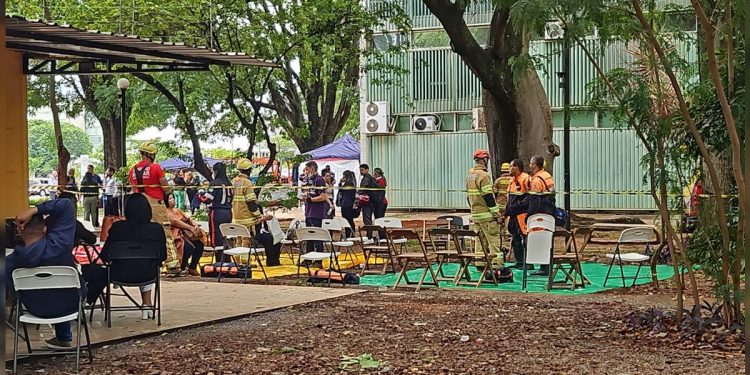 Fumaça preta: explosão em ministério deixa pessoas presas em elevador