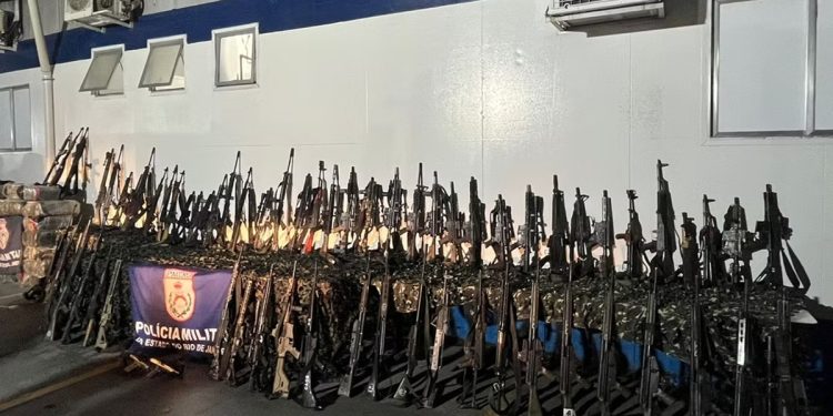 CV: 93 fuzis apreendidos abalam facção com prejuízo de R$ 12,8 milhões