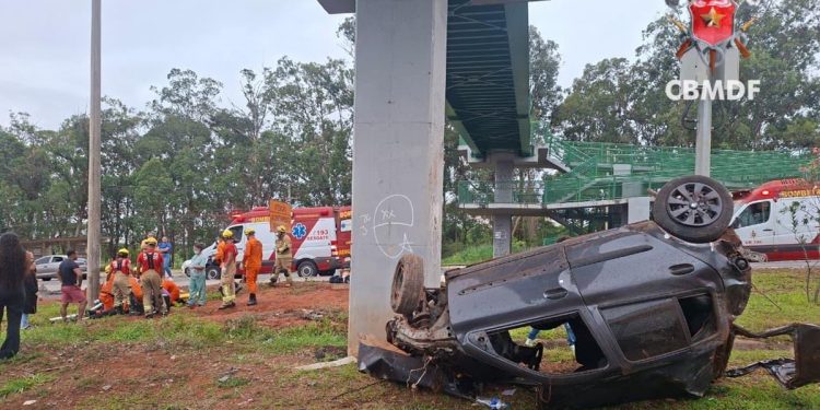 Homem consegue escapar de carro capotado, mas morre pouco depois no DF