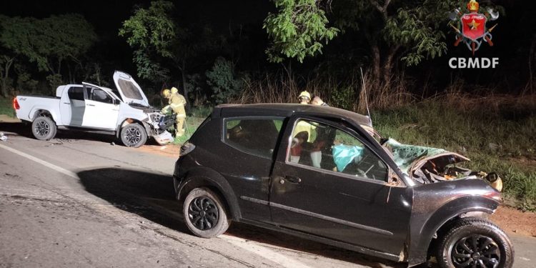 Carros ficam destruídos após baterem de frente no DF; uma pessoa morreu
