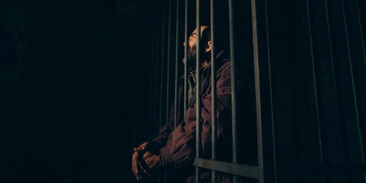 Preso por roubo a farmácias, homem detona sala de delegacia no DF