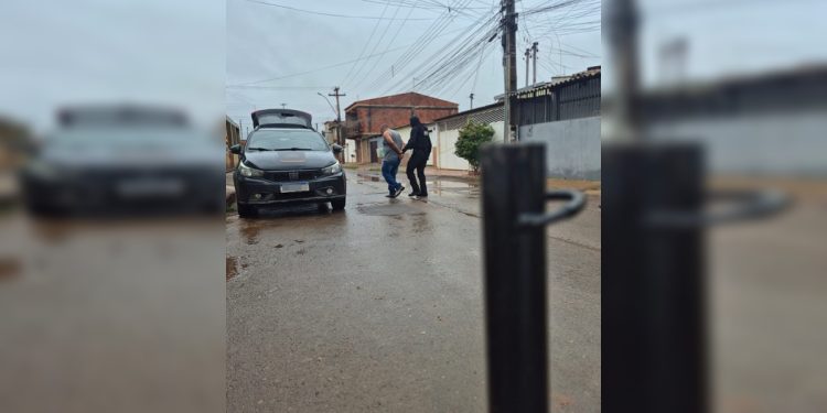 Golpista que usava envelopes vazios para enganar idosos é preso no DF