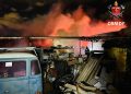 Incêndio de grandes proporções atinge depósito de veículos no Gama