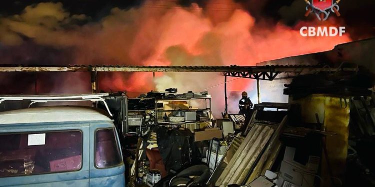 Incêndio de grandes proporções atinge depósito de veículos no Gama