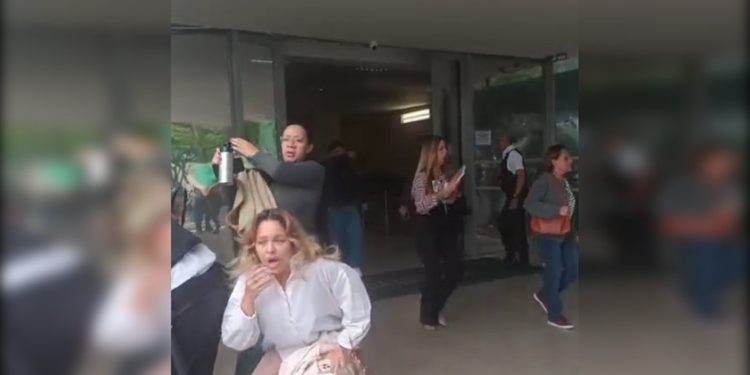 Após explosão, servidores deixam prédio de ministério em meio a fumaça