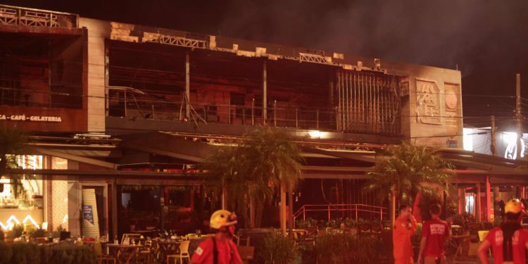 Imagens mostram pagode rolando quando incêndio começou a destruir bar