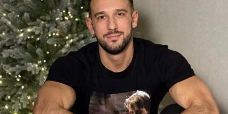 Influenciador morre após engordar rápido demais para desafio nas redes