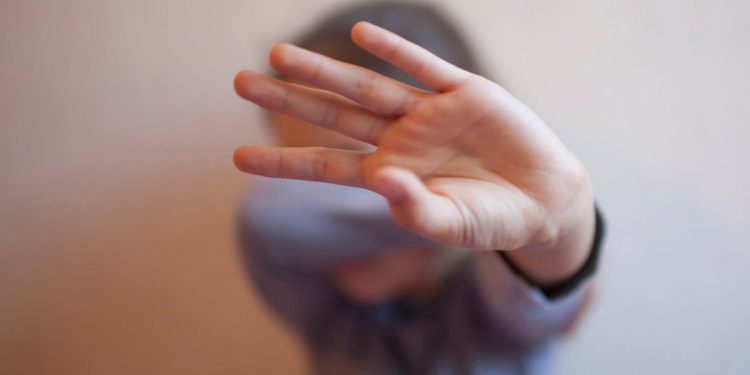 Menino de 11 anos pega arma do avô e fere três crianças após discussão