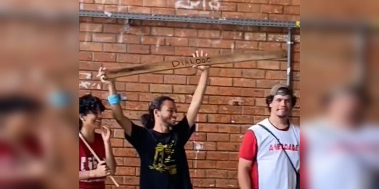 Estudantes da UnB usam pau para ironizar “diálogo com extrema direita”