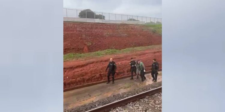 Mulher invade trilho do metrô e tráfego é interrompido temporariamente