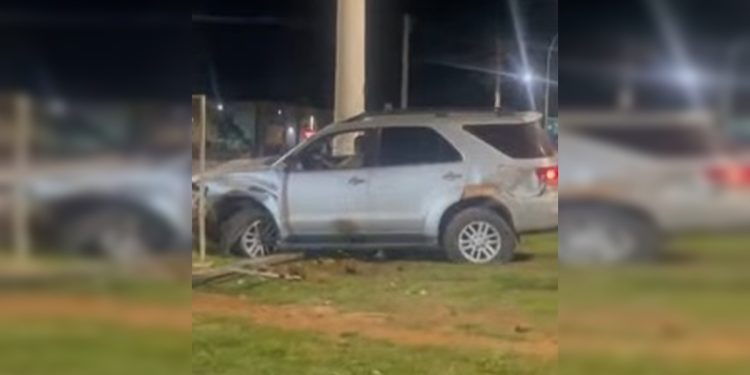 Descontrolado, motorista bate carro, dirige na contramão e cria pânico