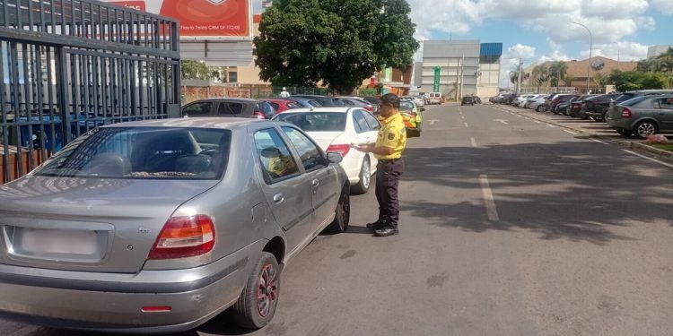 Detran multa 90 motoristas por estacionamento irregular em Águas Claras