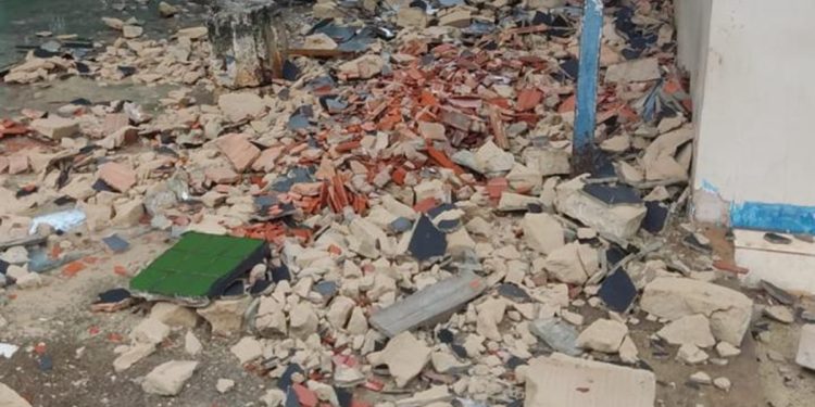 Muro de padaria do DF desaba, e escombros deixam homem ferido