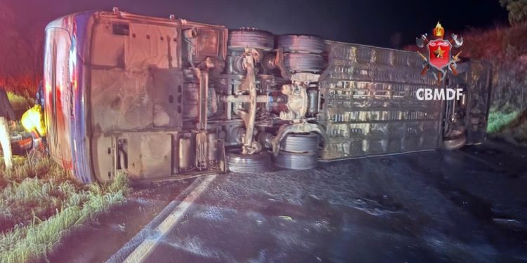 Três pessoas estão em estado grave após acidente de ônibus com guincho