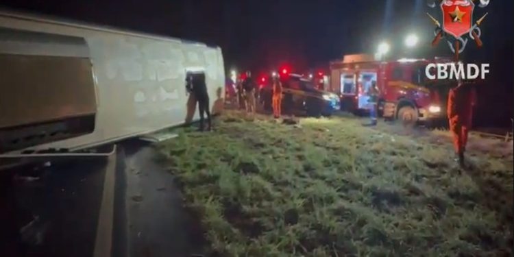 Veja o que disse motorista de ônibus que bateu em guincho na BR-020