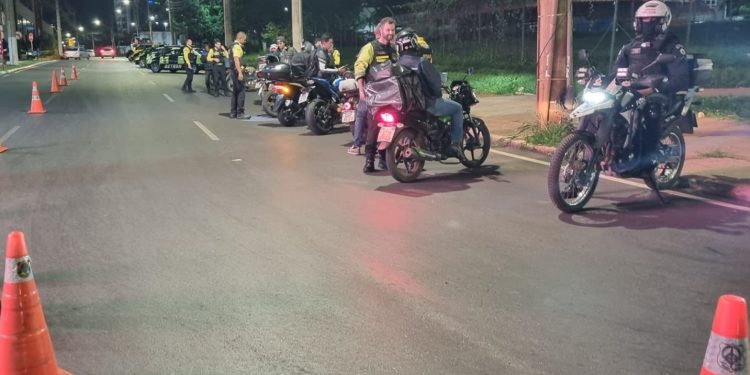 Entregadores são autuados por dirigir sem habilitação, em Águas Claras