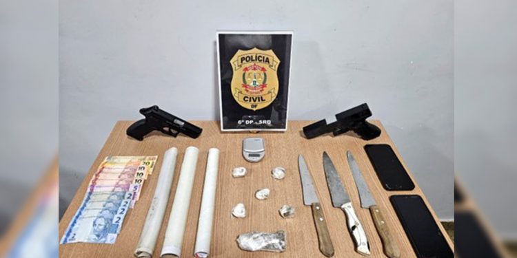 Homem é preso ao tentar descartar cocaína em pia de banheiro