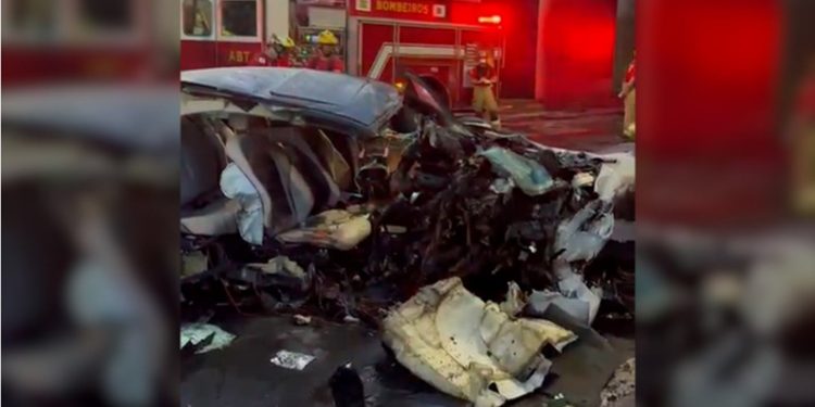 Mercedes bate forte em pilar, pega fogo e motorista morre na Epia