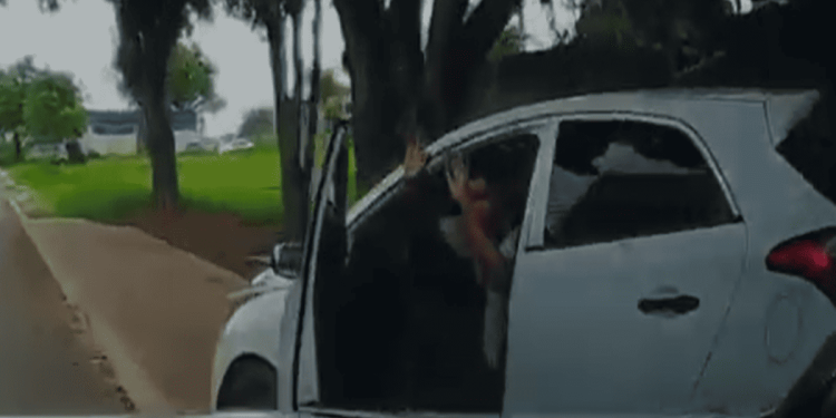 Vídeo: Adolescente é apreendido após fugir da PM com carro roubado