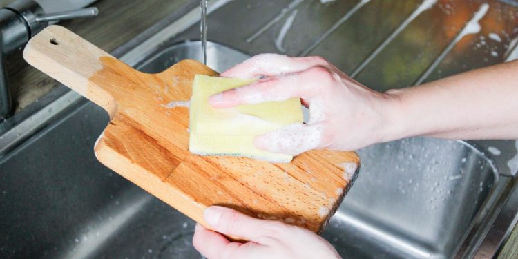 Tábua de madeira, plástico ou vidro? Saiba qual opção é mais saudável